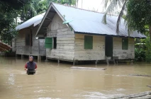Banjir Rendam Ratusan...