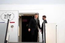 Emmanuel Macron Mendarat...