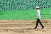 Presiden Jokowi Tinjau...