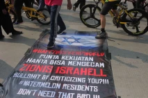 Aksi Injak Spanduk Bendera...