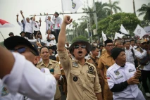 Aksi Unjuk Rasa Perangkat...