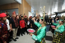 Sambut Ganjar di Bandara,...