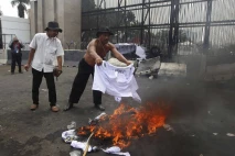 Massa Aksi APDESI Bakar...