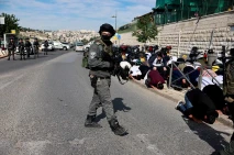 Warga Palestina Shalat...