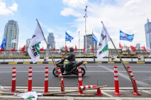 Pembatas Jalur Sepeda...