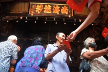 Tradisi Bagi-Bagi Angpao...
