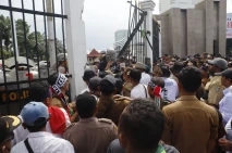 Aksi Protes Kepala Desa...