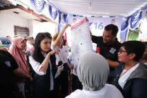 Warga Kebon Jeruk Antusias...