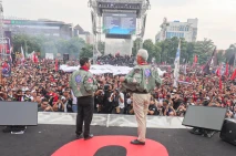 Lautan Manusia Penuhi...