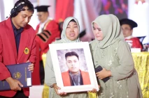 Momen Haru Prosesi Wisuda...