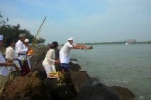 Upacara Melasti di Pantai...