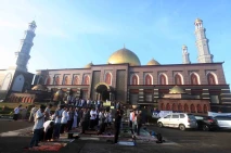 Khusyuk Salat Ied di...
