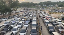 Antrean Panjang Mobil...
