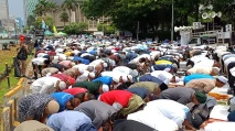Salat Jumat Massa Aksi...