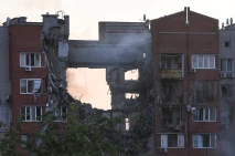 Rudal Rusia Jebol Apartemen...