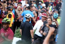 Sambil Berolahraga,...