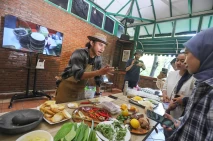 Memasak Makanan Adat...