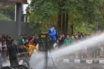 Polisi Pukul Mundur...
