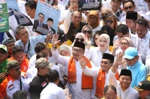 Ribuan Pendukung Antar...