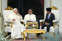 Jokowi Sambut Hangat...