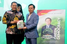 Luncurkan Buku Green...