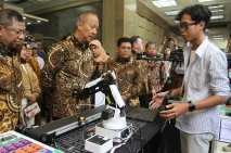 Axioo Serahkan Hibah...