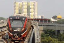 Pengguna LRT Jabodebek...