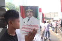 Massa Gelar Aksi di...
