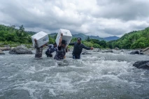 Menembus Rintangan Alam,...