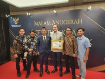 Raih Penghargaan KIP,...