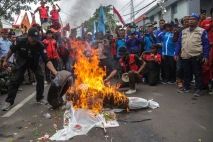 Demo Buruh Tuntut Revisi...