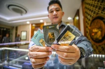 Harga Emas Turun di...