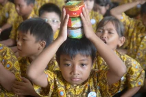 Tradisi Berbagi Kue...
