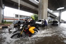 Banjir Kepung Jakarta,...