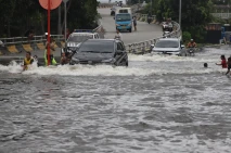Potret Kendaraan Menerjang...