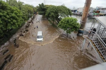 Banjir Genangi Jalan...
