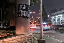 Coretan Dinding Adili...