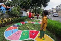 Keseruan Anak-Anak Bermain...