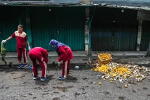 Potret Siswa Bersihkan...