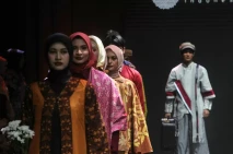 Peragaan Busana dan...