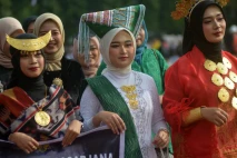 Defile hingga Atraksi...
