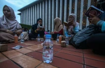 Berbuka Puasa di Masjid...