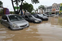 Puluhan Mobil Terendam...