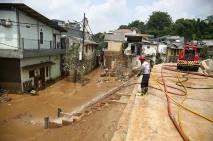 Pasca Banjir, Petugas...