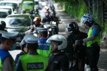 Polisi Tilang Pengendara...