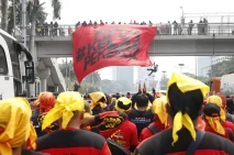 Buruh Gelar Aksi di...