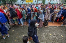 Warga Antre Sembako...