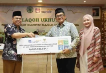 AXA Mandiri Salurkan...