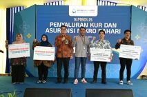 Askrindo Berikan Simbolis...