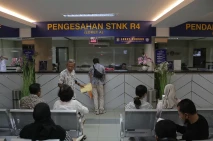 Warga Jakarta Nikmati...